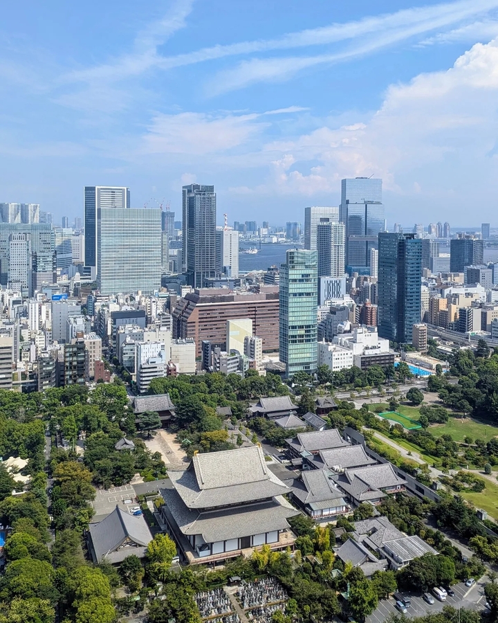 Paysage urbain de Tokyo avec des immeubles de grande hauteur et un parc verdoyant.
