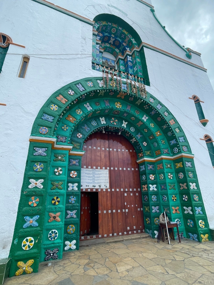 Une entrée voûtée colorée et richement décorée.