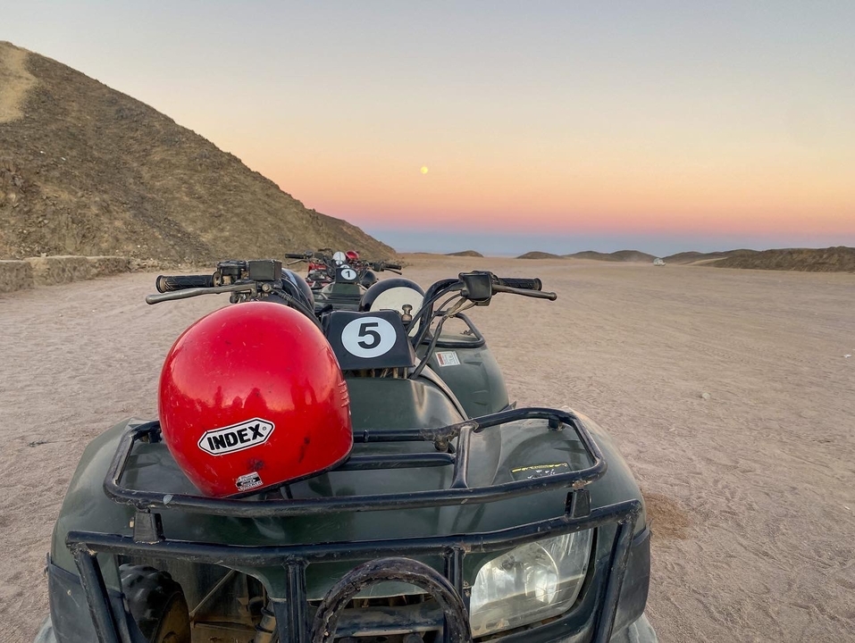 VTT garés sur un paysage désertique au coucher du soleil.