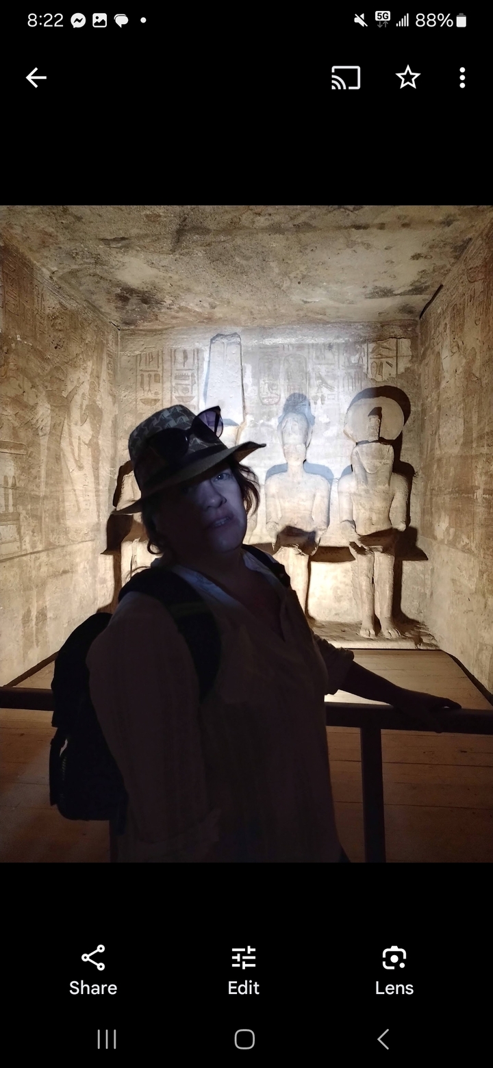 Personne devant des statues antiques