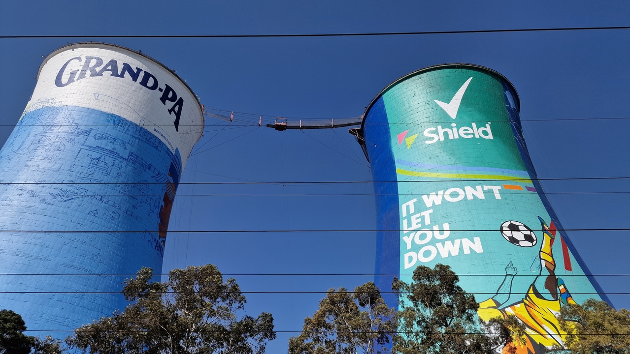 Tours colorées avec des publicités