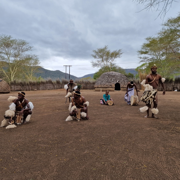 Danse culturelle dans un cadre de village traditionnel.