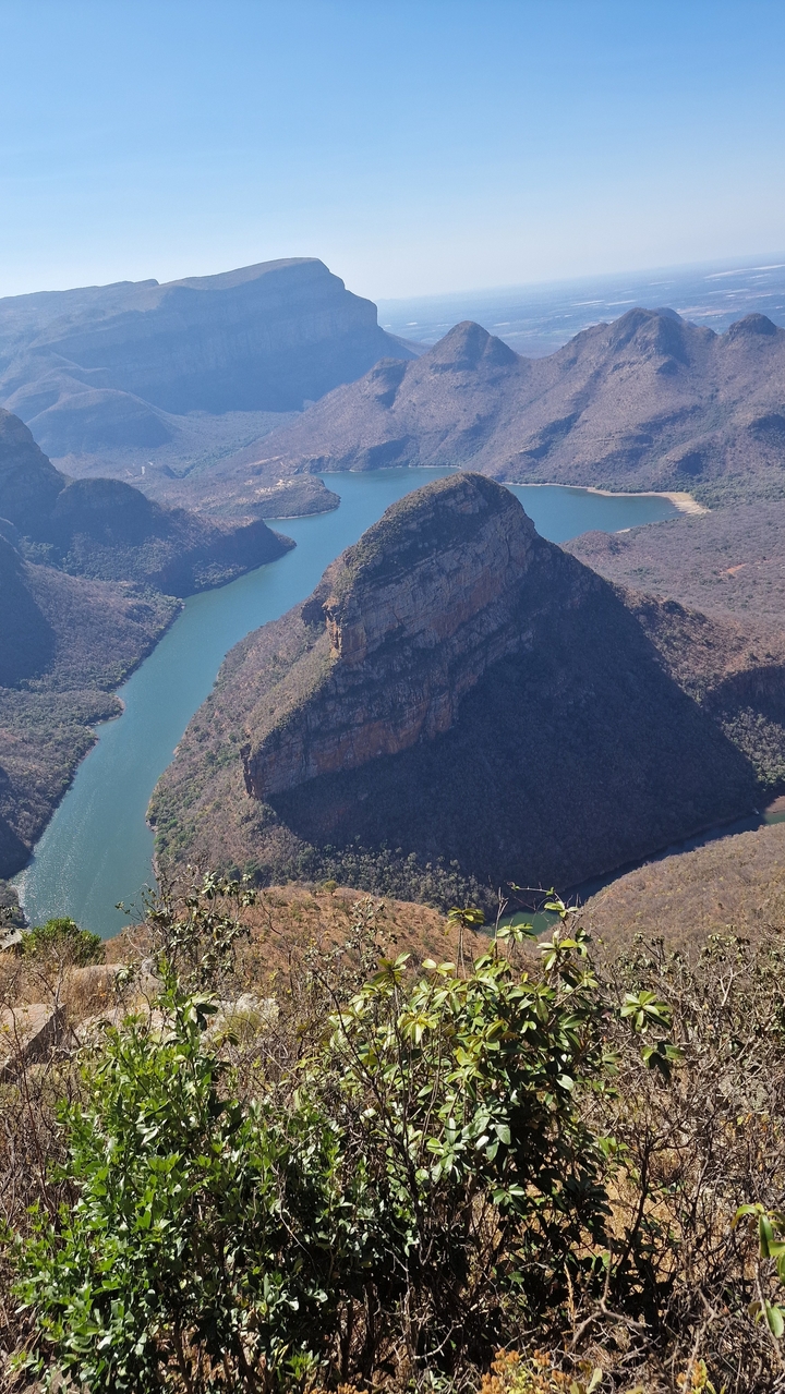 Vue de montagne d'une vallée fluviale