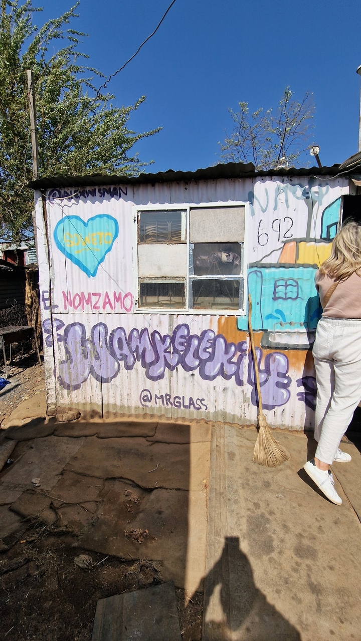 Murs ondulés peints avec de l'art de rue vibrant.