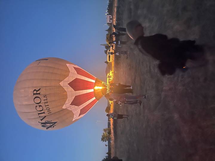 Montgolfière se gonflant à l'aube