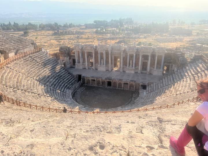 Amphithéâtre romain antique avec des gens
