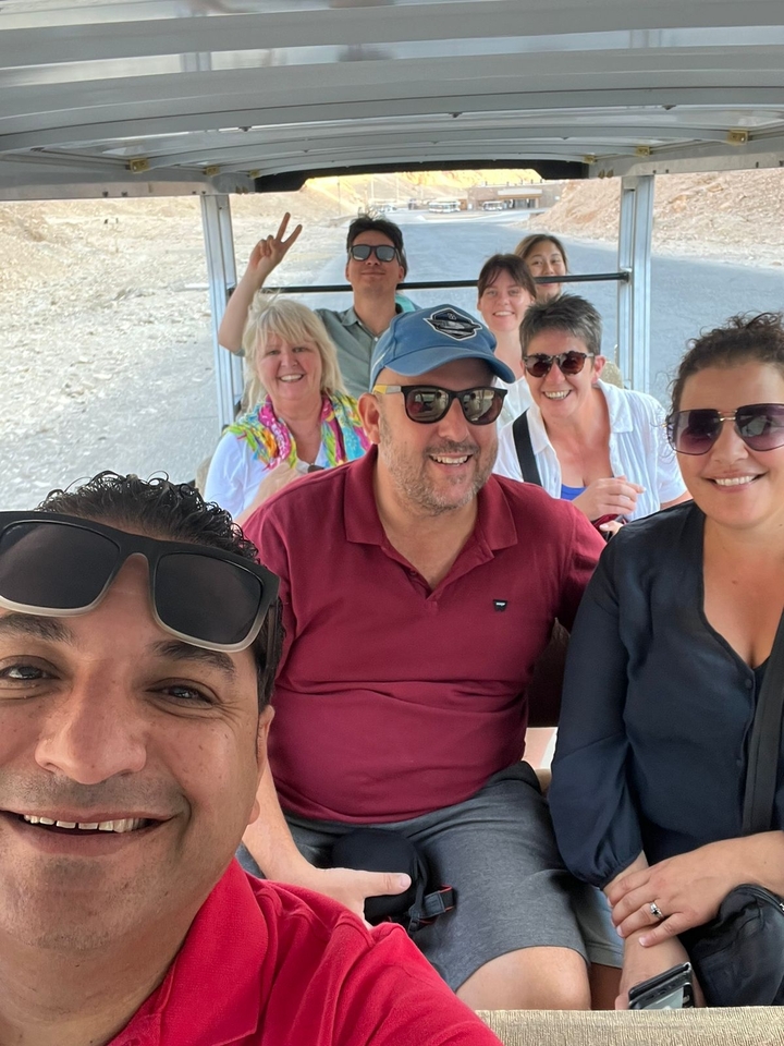 Groupe de personnes souriantes lors d'un trajet en véhicule.