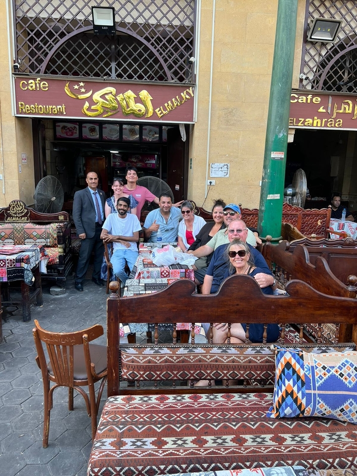 Groupe de personnes dînant dans un restaurant traditionnel.