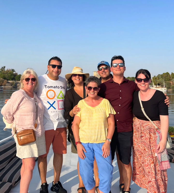 Groupe de personnes sur un bateau avec vue sur la rivière.