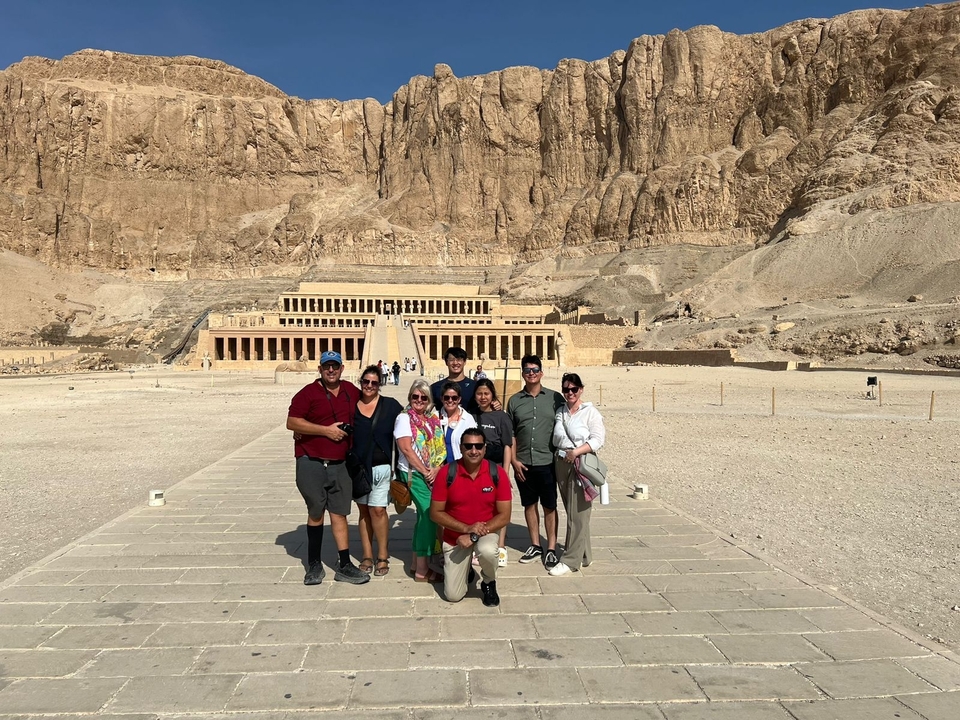 Touristes devant le temple d'Hatchepsout.