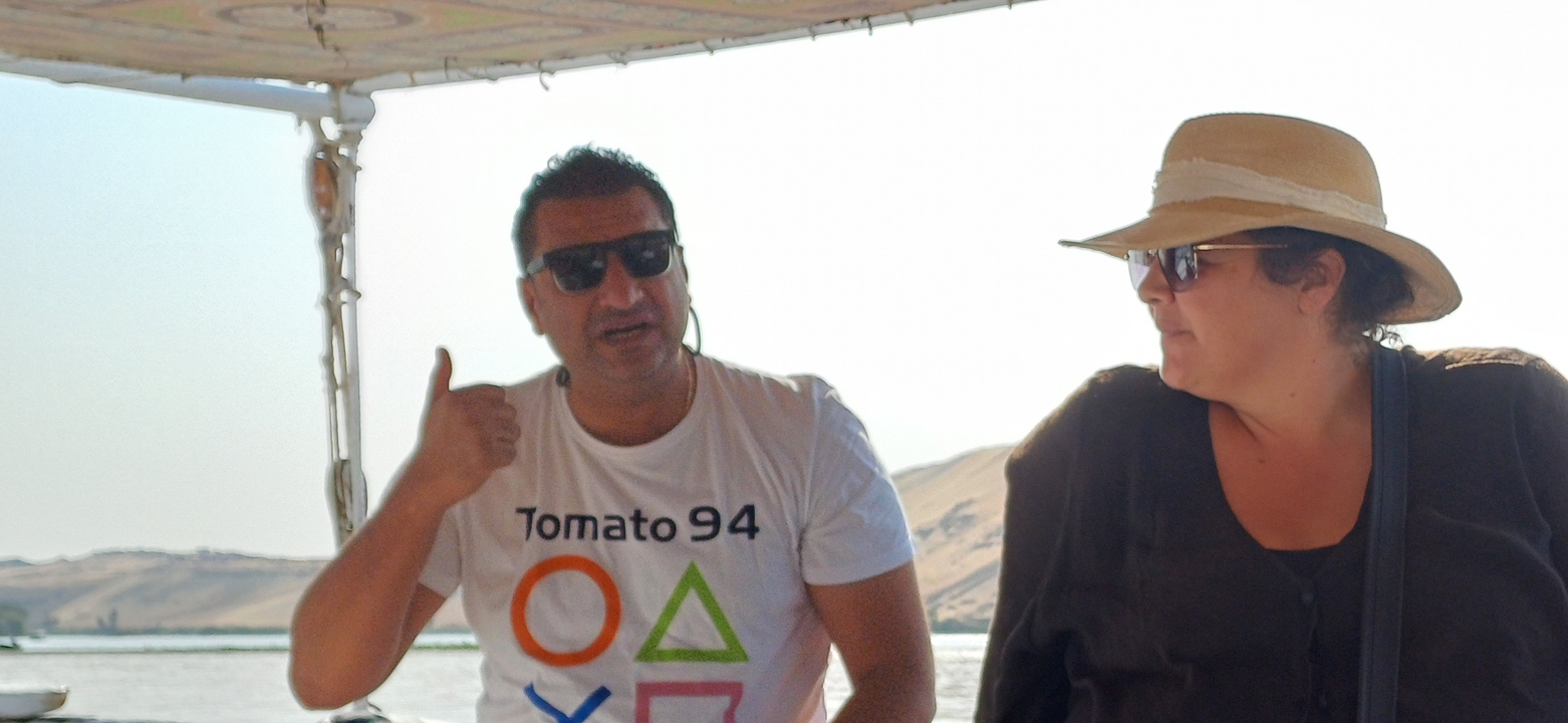 Deux personnes sur un bateau avec un arrière-plan de rivière.