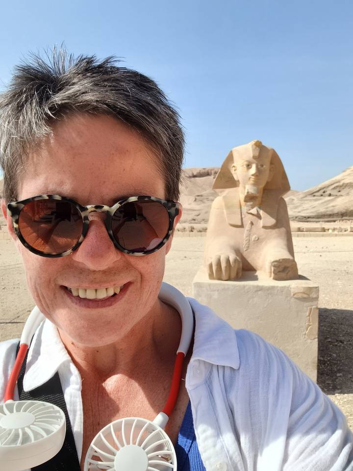 Personne devant une statue de sphinx.