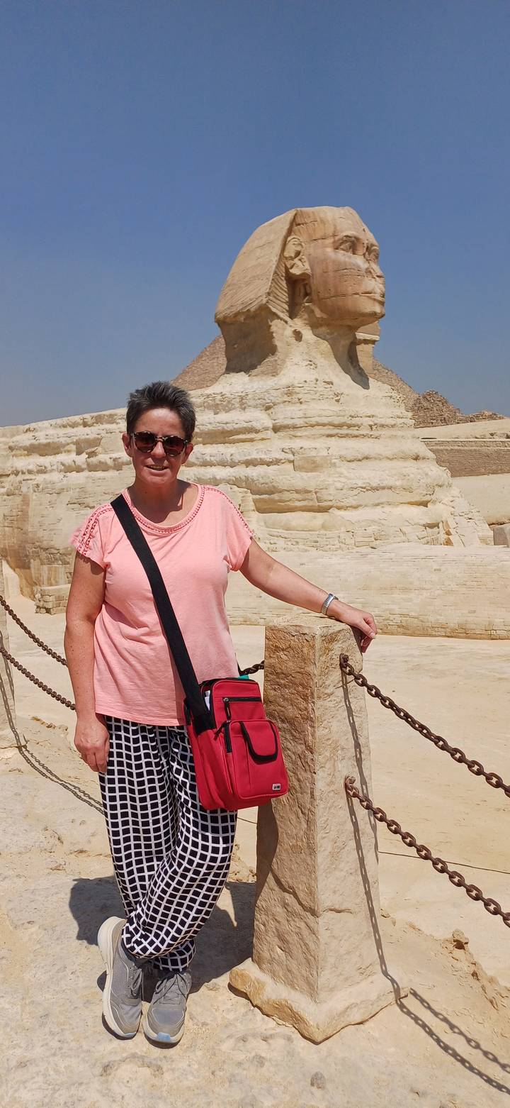 Personne debout près de ruines antiques.