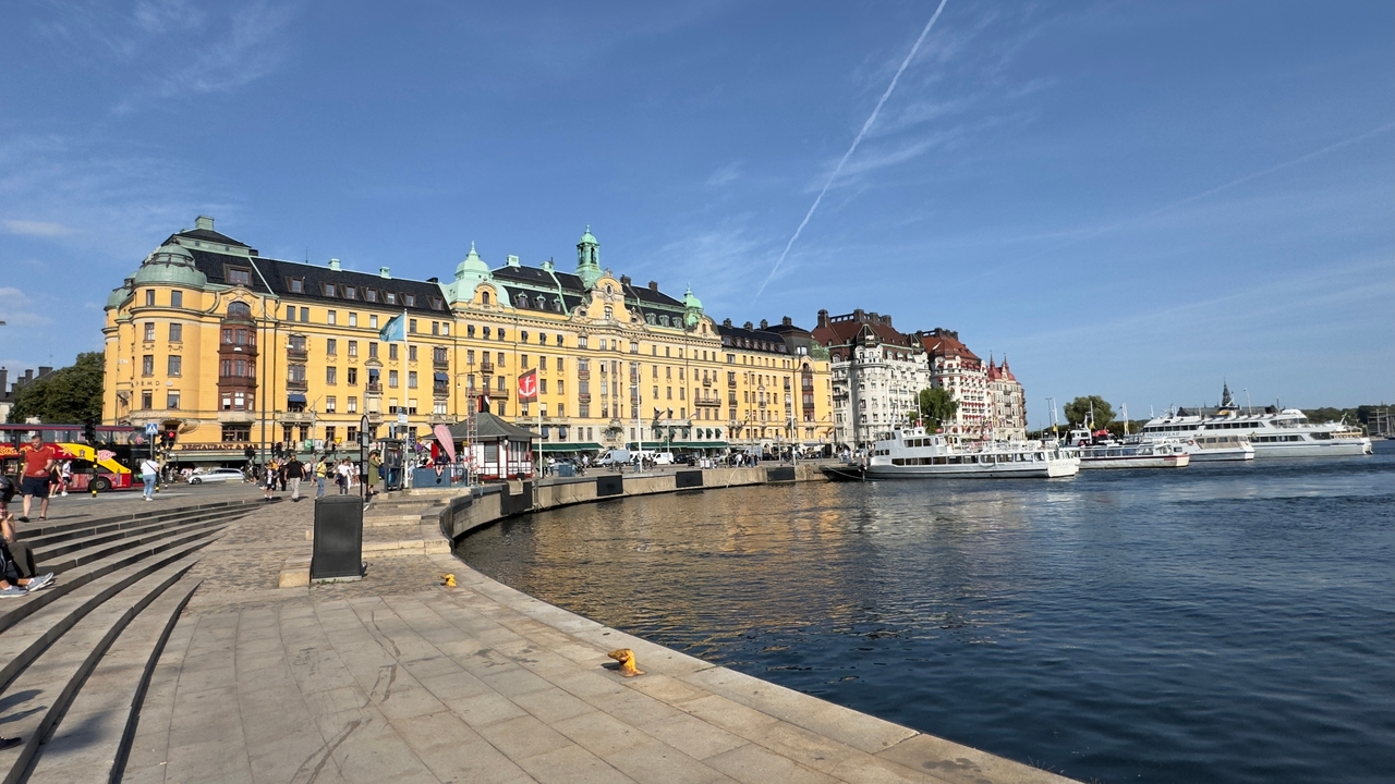 Un front de mer avec des bâtiments historiques et des bateaux.