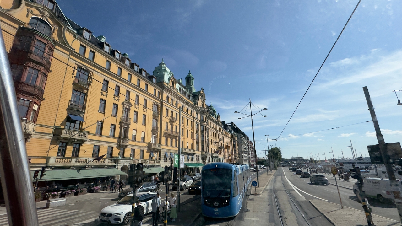 Vue de rue de bâtiments scandinaves colorés avec tramway.