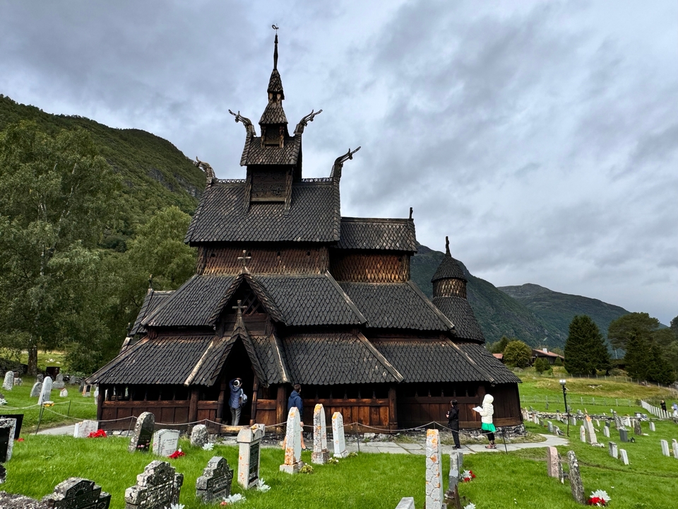 Église traditionnelle en bois à colombage dans une vallée pittoresque.