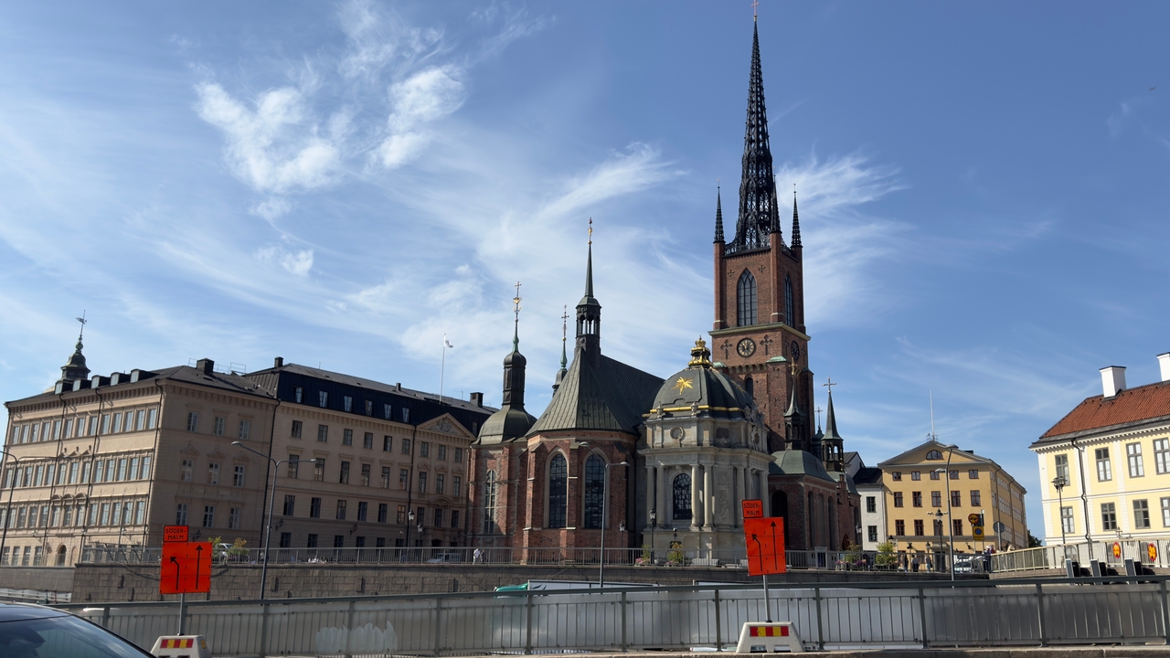 Église historique avec un clocher contre un ciel bleu.