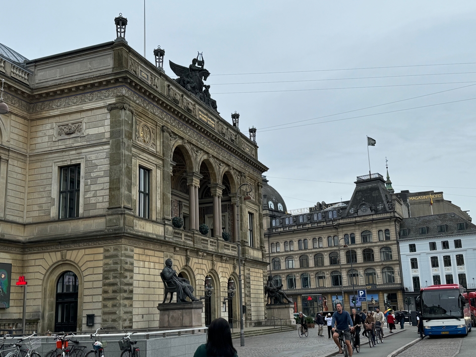 Un bâtiment orné d'architecture classique, avec des statues.
