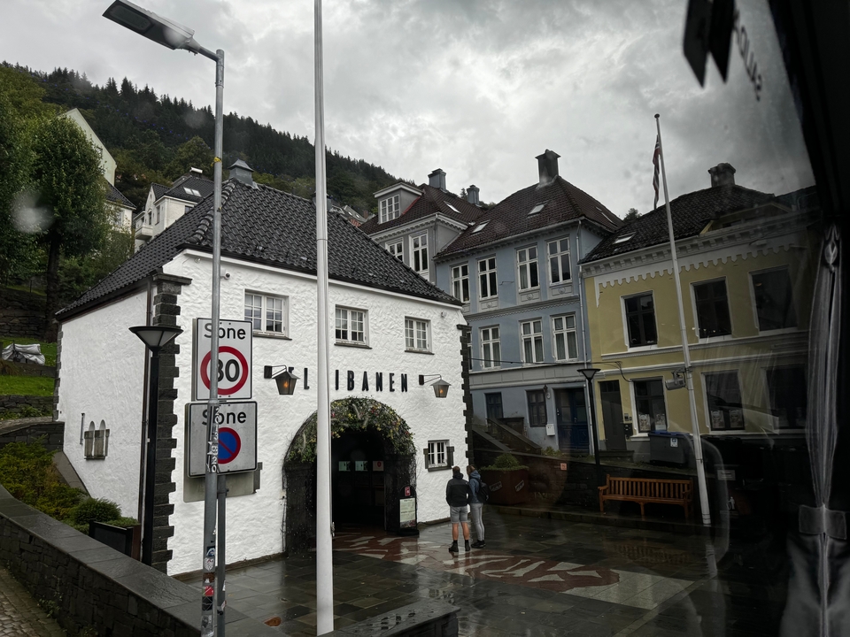 Une rue avec des bâtiments en bois traditionnels et de la signalisation.