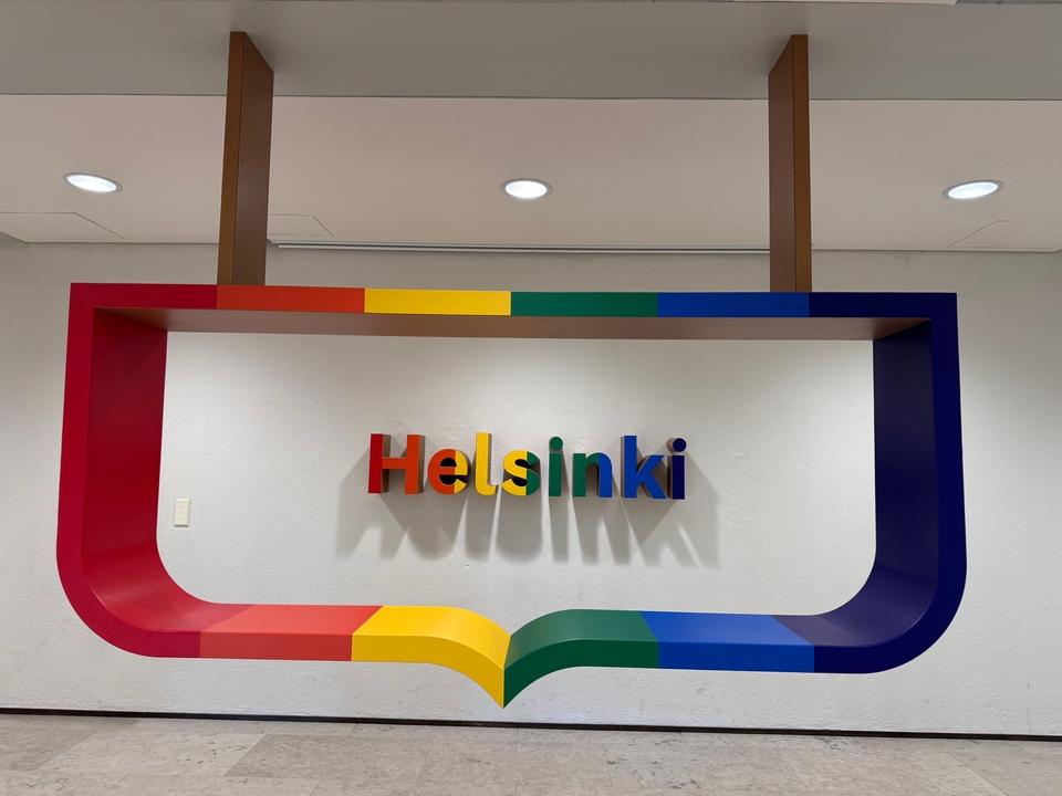 Un panneau coloré indiquant « Helsinki » à l'intérieur.
