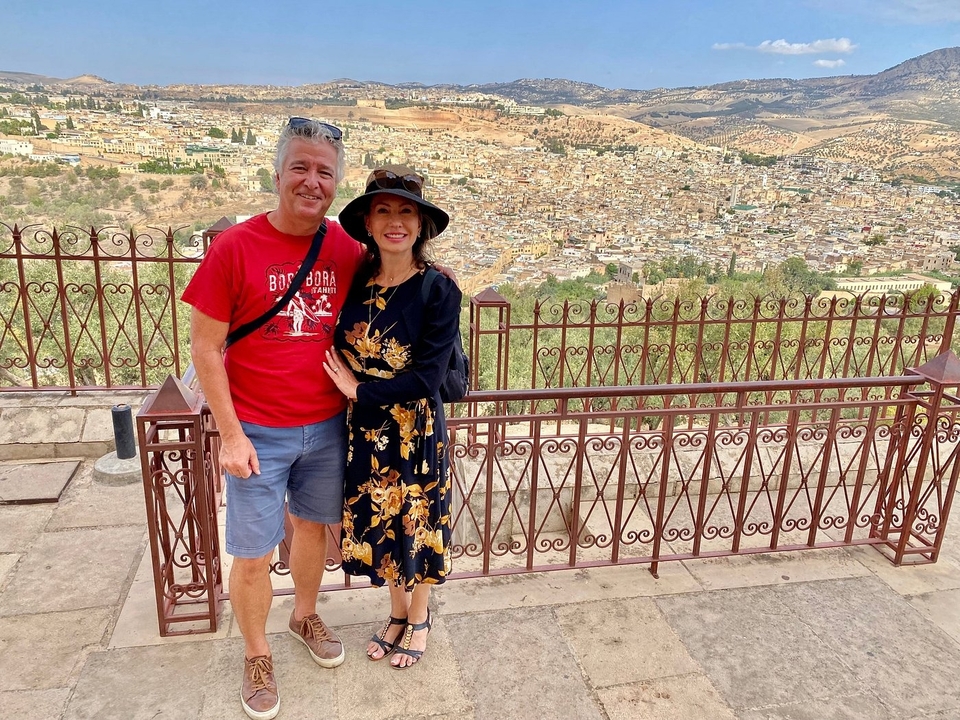 Couple posant avec une vue panoramique de Fès.