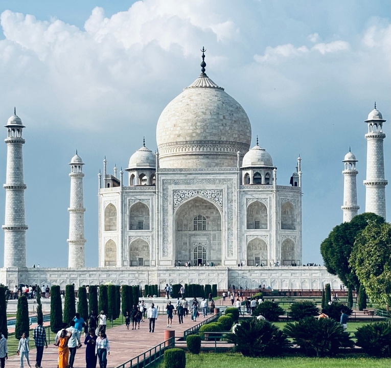 Mausolée iconique en marbre blanc avec des minarets et un grand dôme.