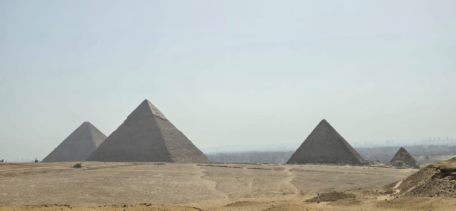 Vue panoramique des pyramides dans le désert.
