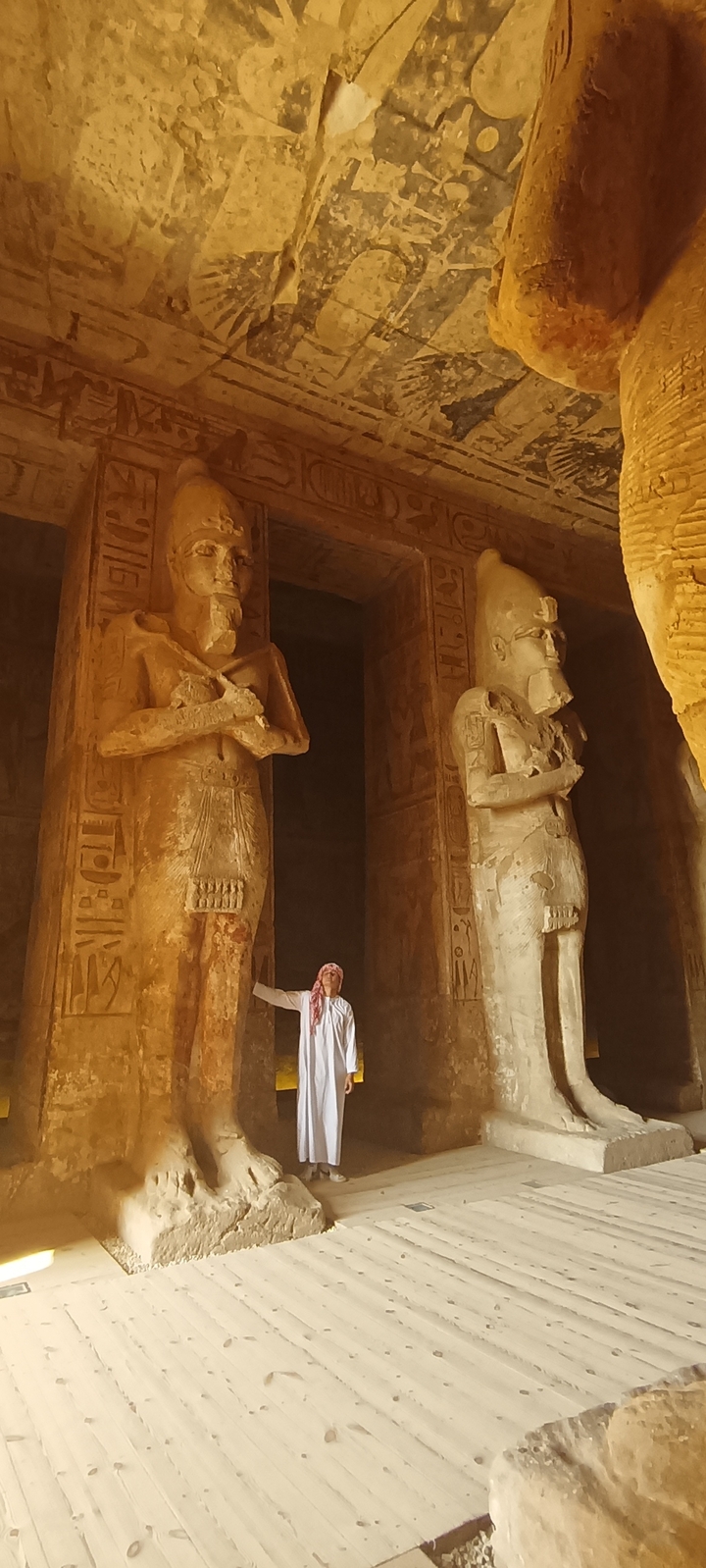 Gros plan de deux statues égyptiennes antiques à l'intérieur d'un temple.
