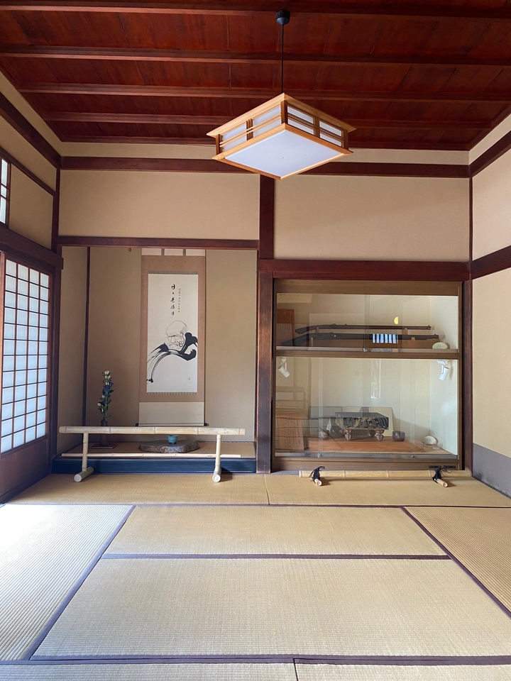 Chambre japonaise traditionnelle avec objets décoratifs.
