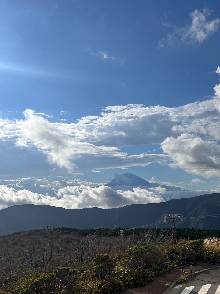 Vue lointaine d'un sommet de montagne avec des nuages.