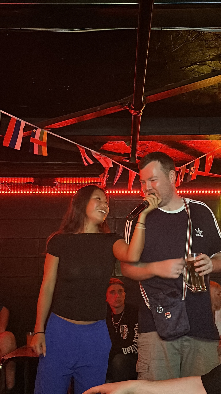 Deux personnes qui chantent au karaoké.