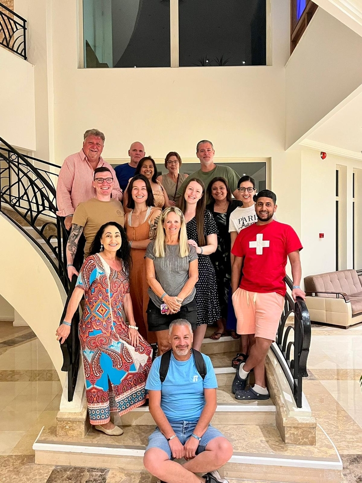 Un groupe de personnes qui posent à l'intérieur sur un escalier.