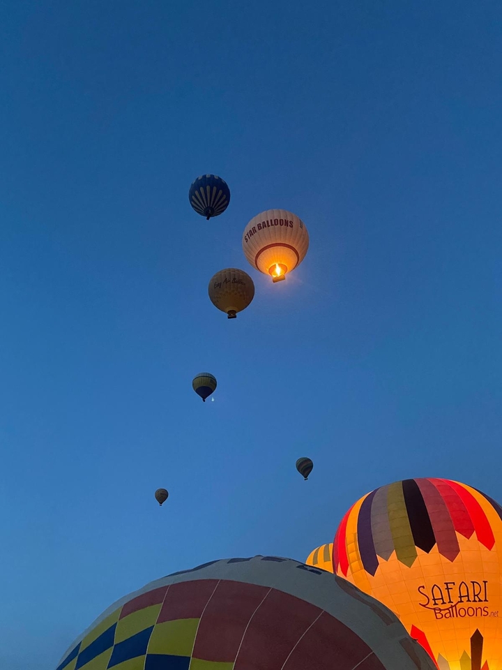 Montgolfières flottant dans un ciel bleu clair.
