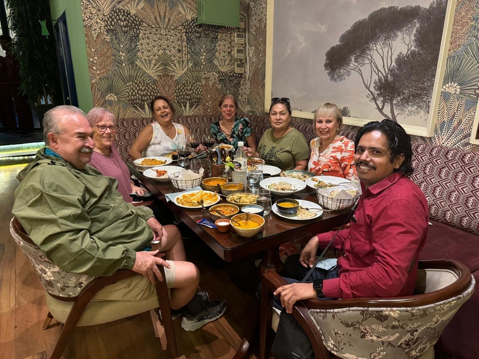 Groupe de personnes prenant un repas dans un restaurant.