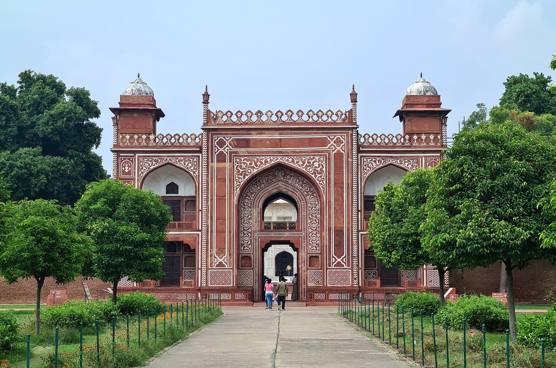 Portail historique aux motifs complexes et arbres.