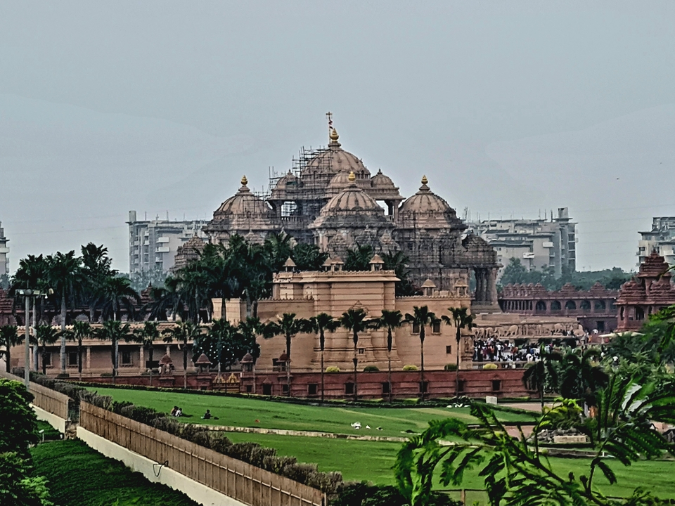 Grand complexe de temples avec dômes en cours de restauration.