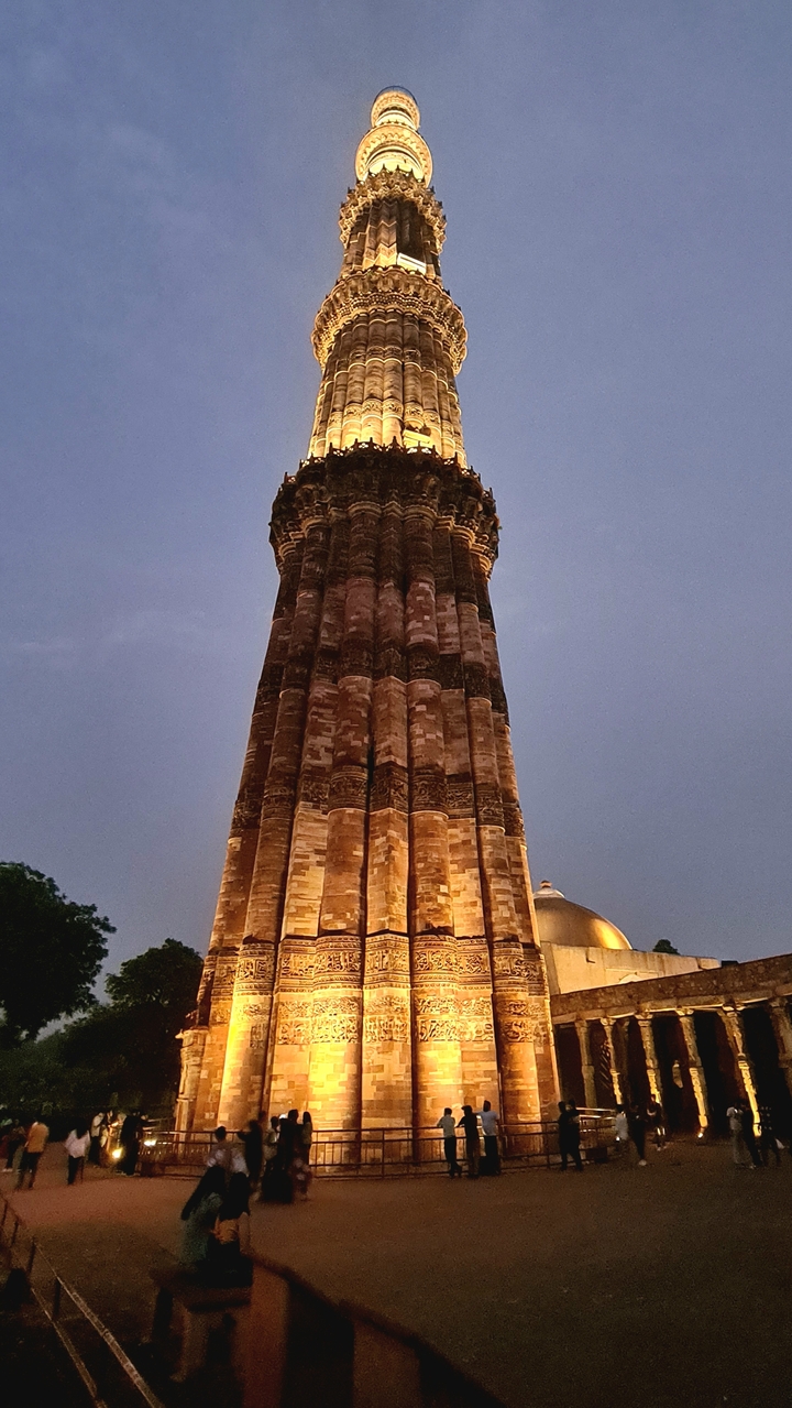 Tour haute illuminée la nuit.