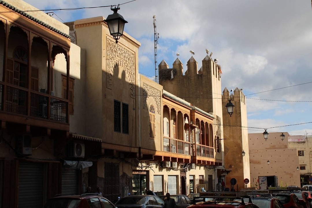 Façades architecturales avec des motifs complexes et des tours.