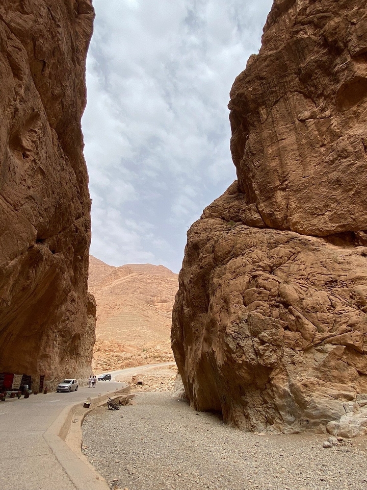 Gorge rocheuse avec un passage étroit sous un ciel dégagé.