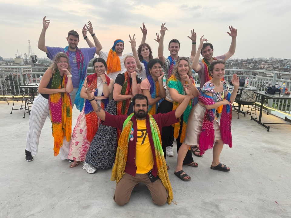 Groupe de personnes en tenue traditionnelle posant sur un toit.