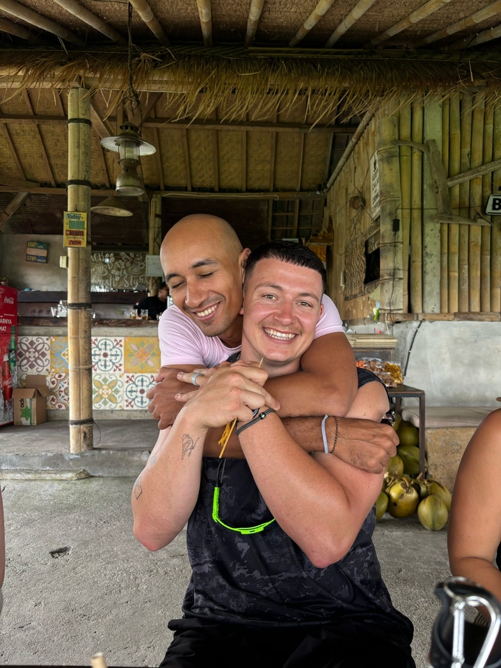 Deux personnes s'embrassant joyeusement dans un cadre rustique.