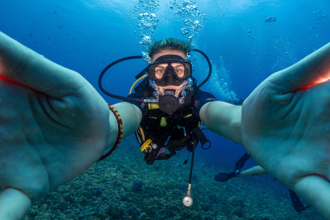 Un plongeur sous-marin qui prend un selfie sous l'eau.