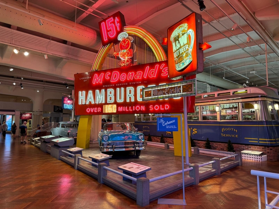 Panneau vintage de McDonald's exposé dans un cadre muséal.