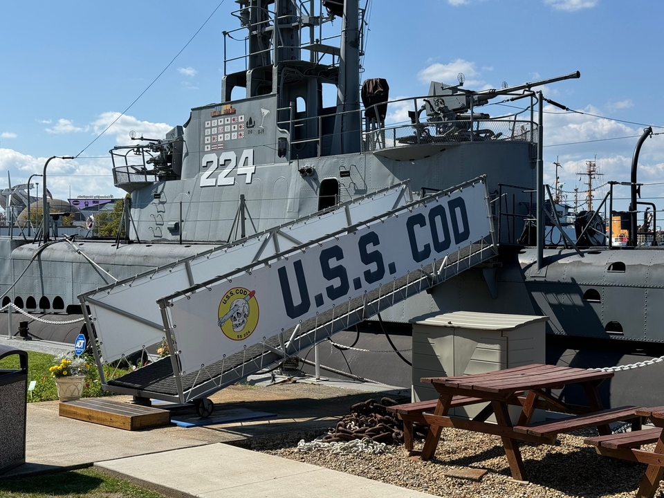 USS Cod sous-marin amarré avec passerelle d'embarquement.