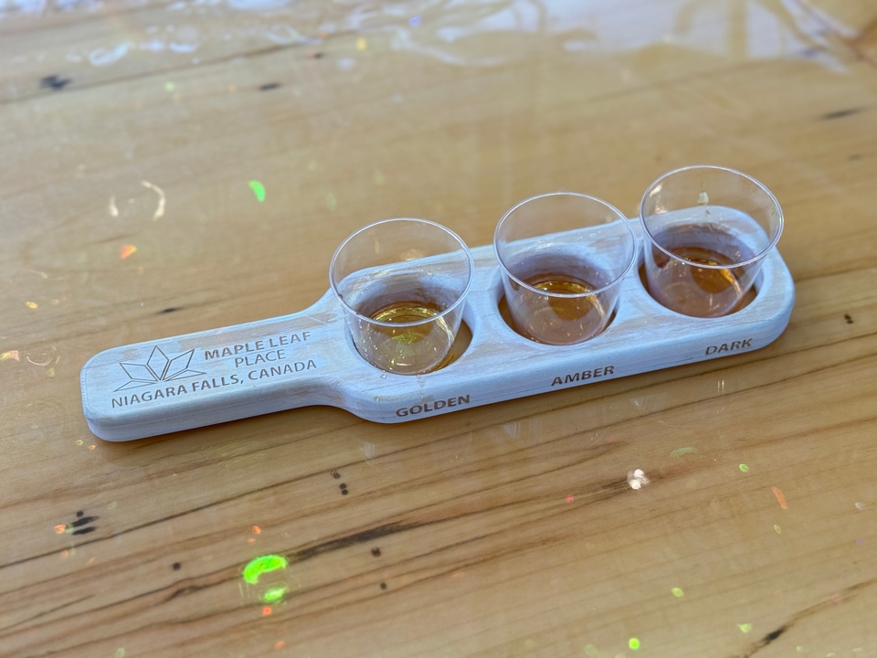 Plateau Maple Leaf Place avec trois échantillons de whisky.