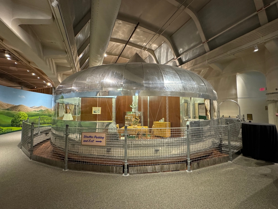 Exposition intérieure d'une structure de dôme en aluminium.