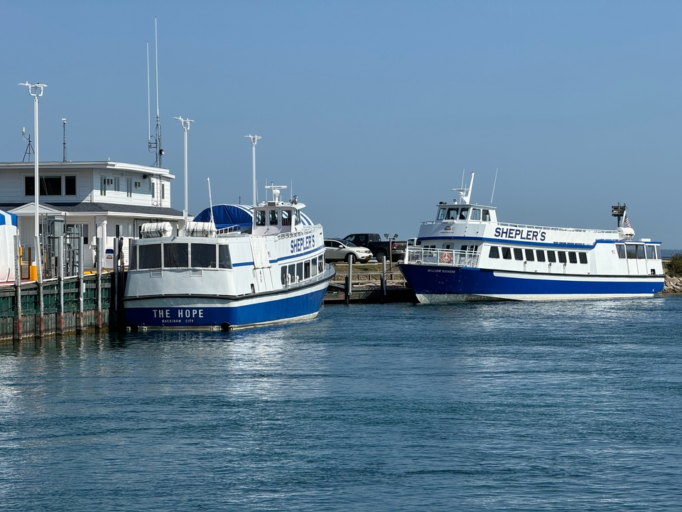 Deux ferry-boats amarrés à un quai.
