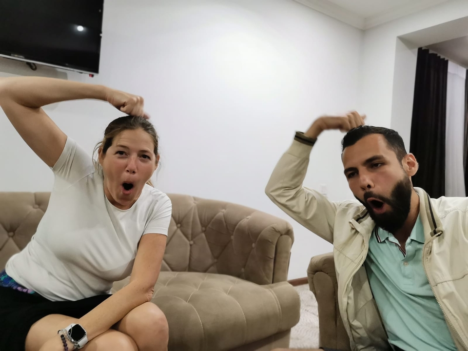 Dos personas en interiores haciendo caras graciosas.