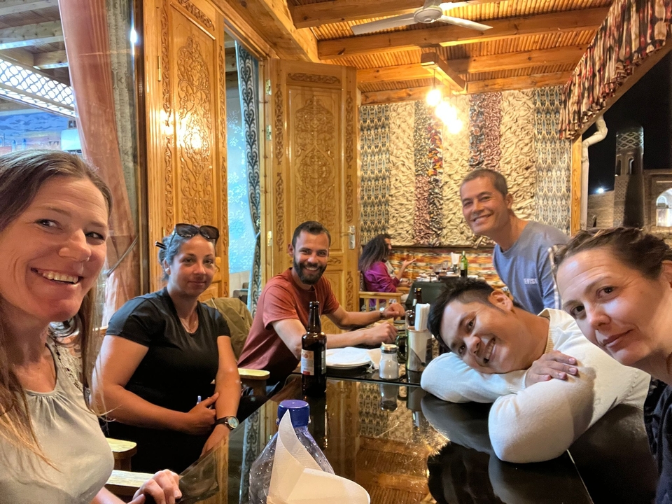Grupo de personas sentadas en una mesa de comedor con decoración tradicional.