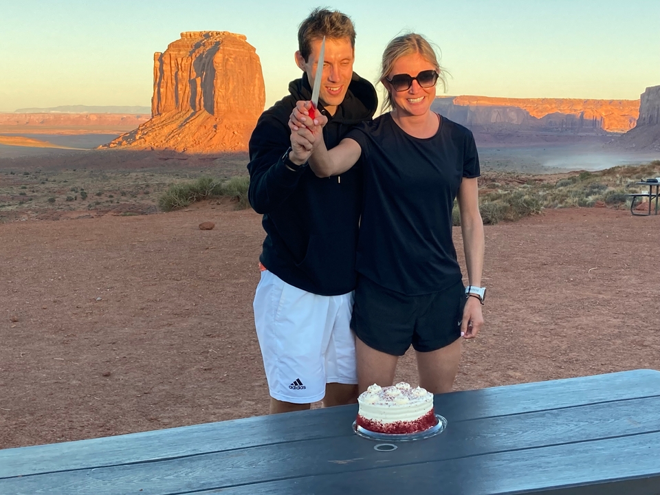 Couple célébrant avec un gâteau dans Monument Valley.